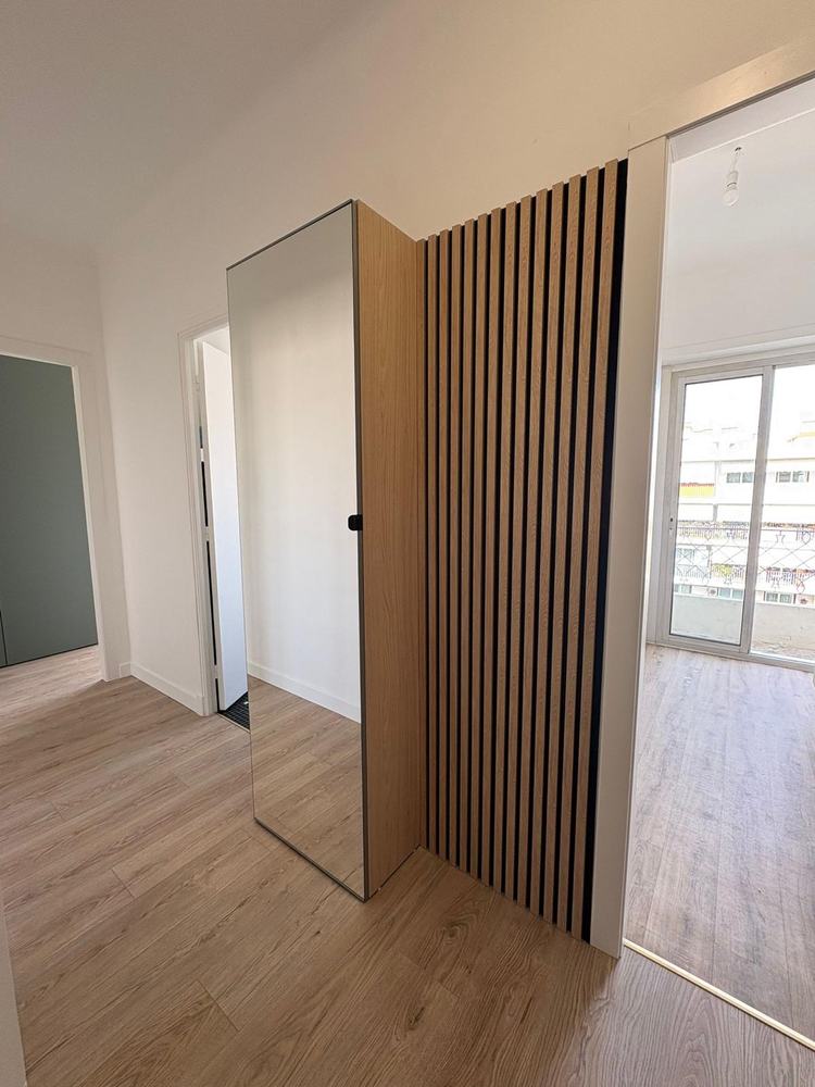 Entrée après travaux avec miroir et mur en tasseaux