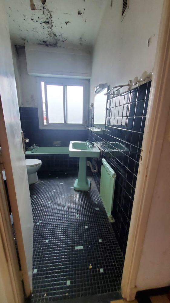 Ancienne salle de bains noire et vert d’eau