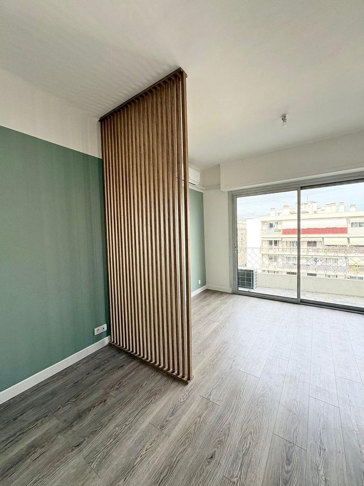 Studio Cassin après travaux, avec tasseaux séparant les espaces et baie vitrée