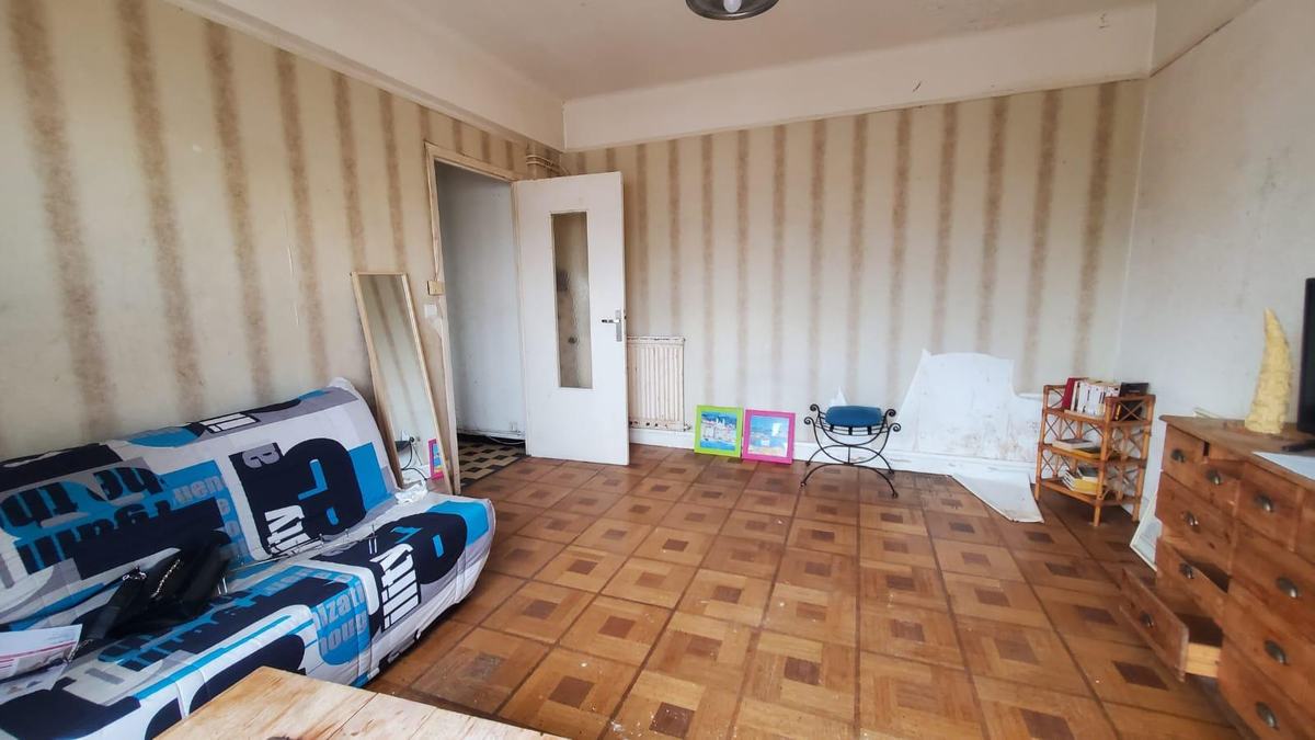 Ancien séjour avec papier peint rayé et parquet en damier