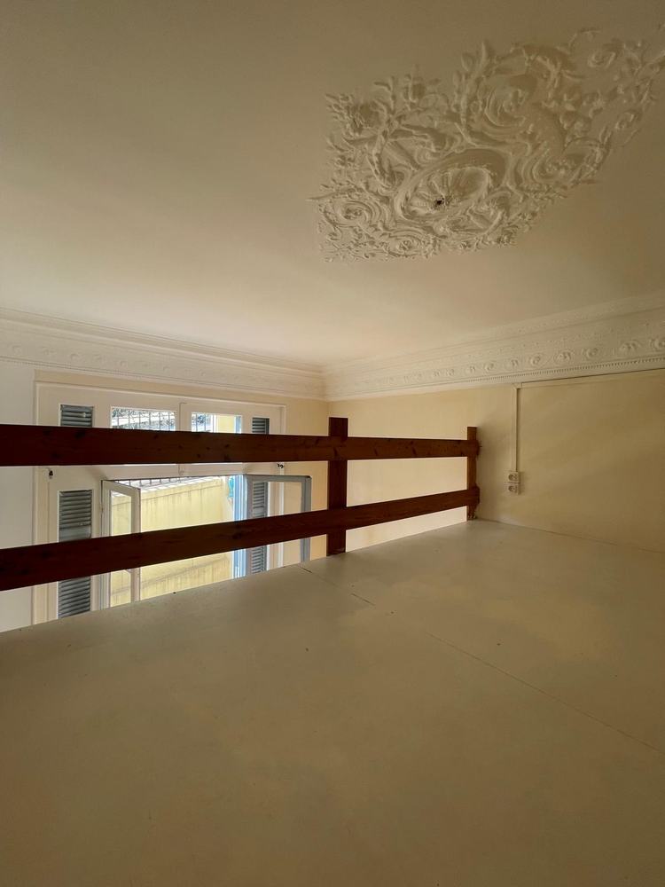 Mezzanine avant travaux avec garde-corps en bois