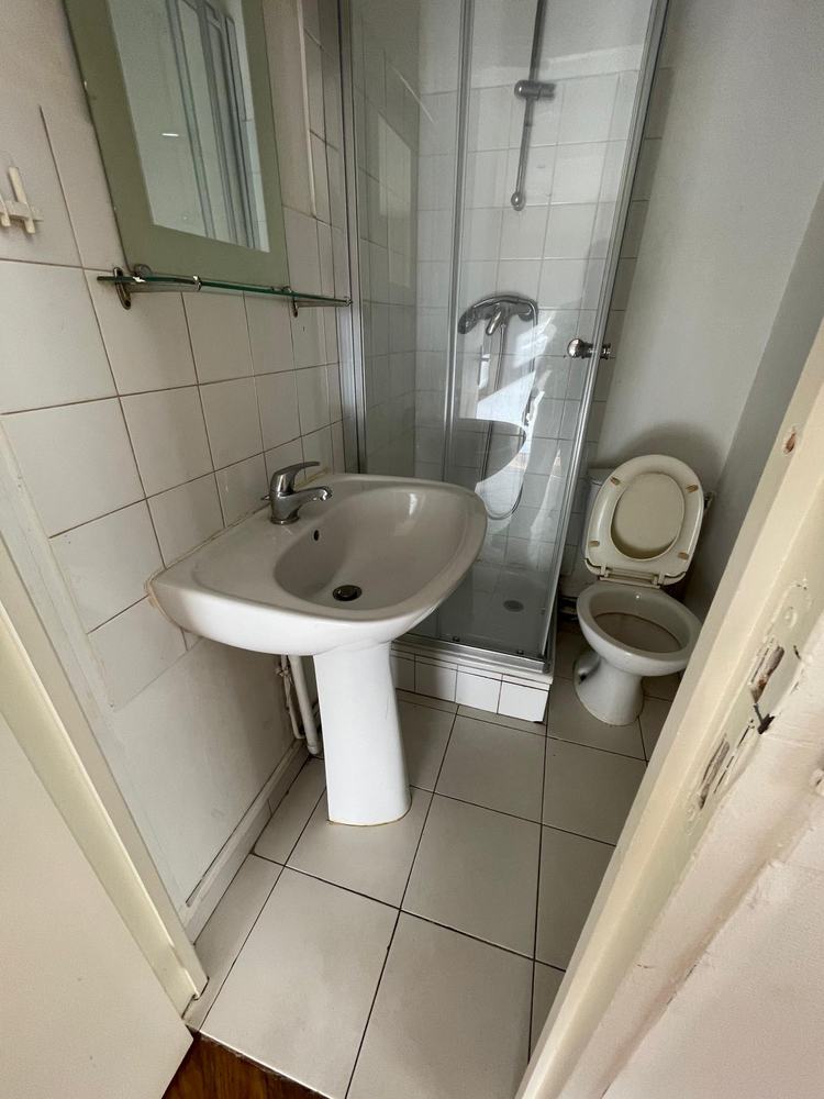 Ancienne salle d’eau avec lavabo sur pied