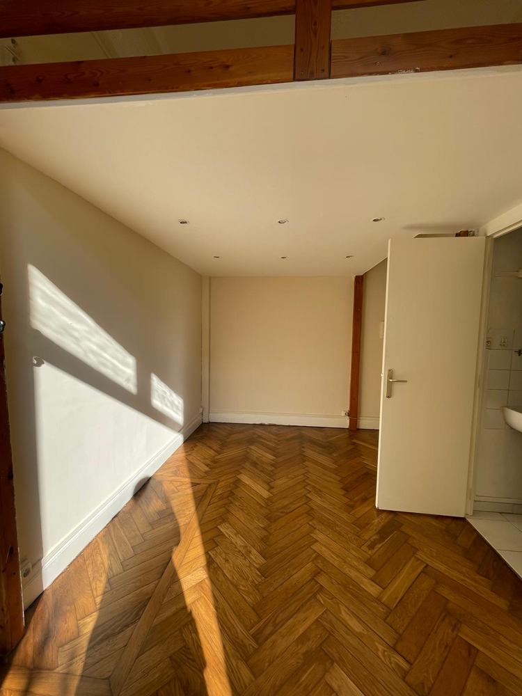 Pièce principale vide sous la mezzanine
