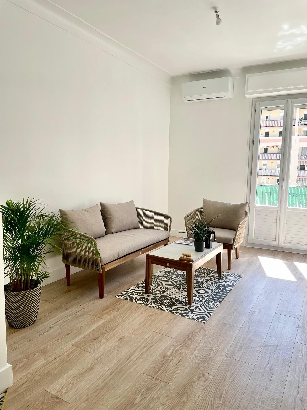 Séjour de Mirasol après travaux, ouvert sur le balcon