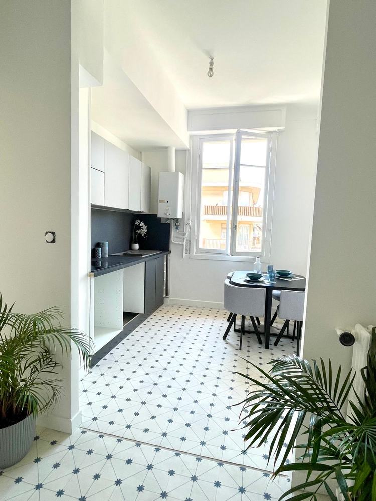 Cuisine réalisée vue depuis l’entrée