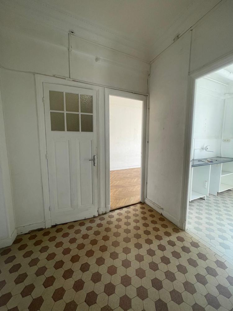 Entrée avant travaux avec la porte de la cuisine fermée