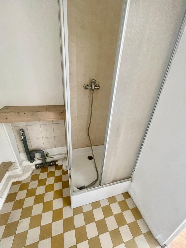 Ancienne cabine de douche et carrelage moutarde