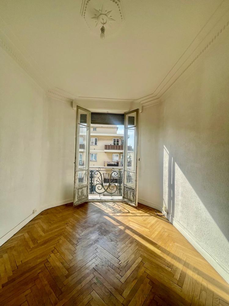 Séjour vide avant travaux, parquet en point de Hongrie